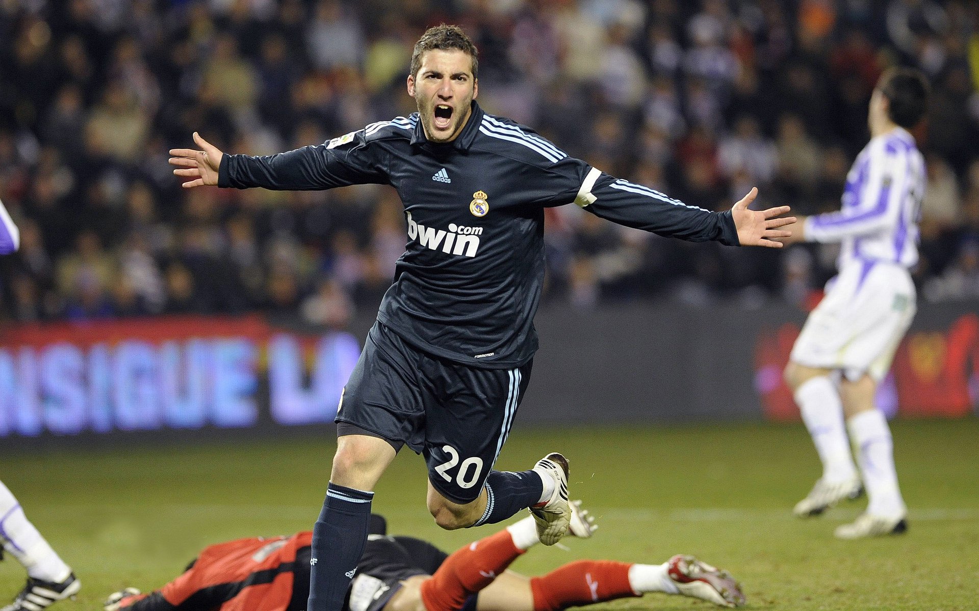 开云网页-弗朗索瓦·霍尔茨豪伊泽：出色的跑位与无懈可击的防守反应，助力南非队取胜